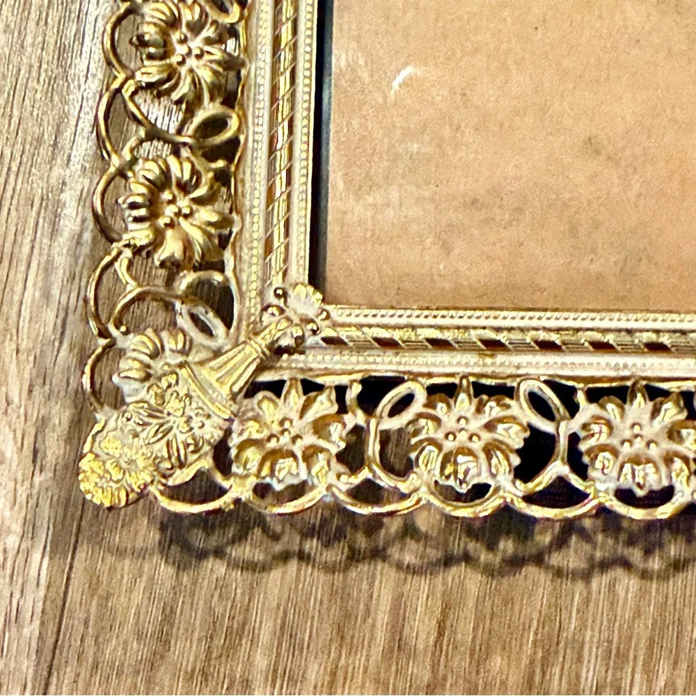 VTG MCM Ornate Filigree Gold Tone Metal Brass Picture Photo Frame‎ 4” X 6”